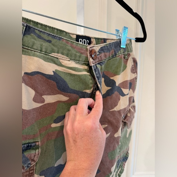 BDG Camouflage Cargo Shorts - Picture 2 of 9